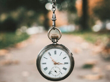 Le temps gagné par l’IA est-il un espace de respiration… ou simplement une nouvelle course contre la montre ?