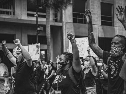 O populismo sempre foi uma força latente nas sociedades humanas. Desde a Antiguidade, líderes carismáticos aprenderam a mobilizar emoções coletivas, explorar ressentimentos sociais e simplificar discursos complexos para conquistar apoio popular. O que muda no século XXI não é a essência do populismo, mas o meio pelo qual ele se manifesta e se amplifica