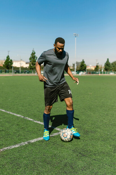 Descubra como o futebol reflete as desigualdades sociais! Entenda a relação entre dinheiro, estrutura e competição nos campos de jogo

