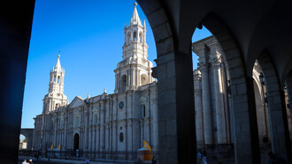 La Basílica Catedral de Arequipa, Perú, construida en sillar blanco y de imponente estilo neoclásico, sigue atrayendo la mirada de propios y extraños, en parte por su historia y en parte por su singular reloj que guarda más de un misterio. Fotografía de Christiam Ojeda Valenzuela