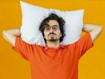 Cuando nos despertamos por la mañana nos conectamos con el mundo gracias a la corteza cerebral. Por la noche la corteza cerebral no tiene que realizar ninguna actividad que la mantenga alerta