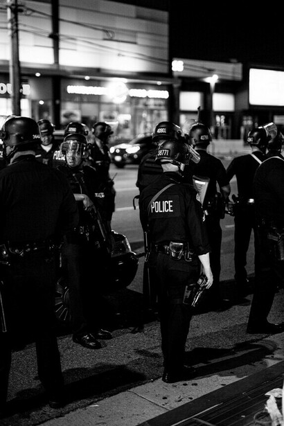Agentes del orden vigilan las calles durante las protestas, incluyendo las de Black Lives Matter, lo que ilustra el conflicto entre la autoridad policial y la exigencia de derechos humanos