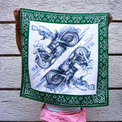 A differenza della seta classica, presenta una sensazione leggermente più calda e meno scivolosa al tatto. Foulard di seta ricavato dalla lavorazione degli scarti della produzione di arance, foto di Orange Fiber