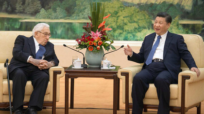 Henry Kissinger y Xi Jinping en un encuentro diplomático en Beijing, China