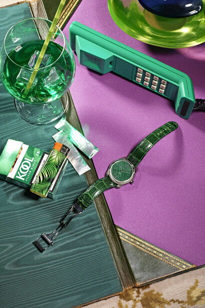 Composition à la montre verte et au paquet de
Kool, 2014, Photographie © Philippe Jarrigeon