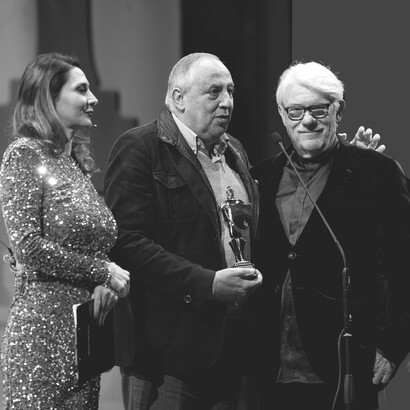 Ricky Tognazzi con Roberto Oddo e Nadia La Malfa nell'atto di ritirare il Paladino d'Oro in onore del padre Ugo, foto di Alessio Falzone
