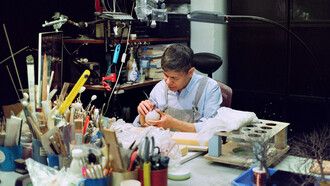 Johnson Tsang es un artista de Hong Kong especializado en escultura artesanal que trabaja especialmente con cerámicas y acero