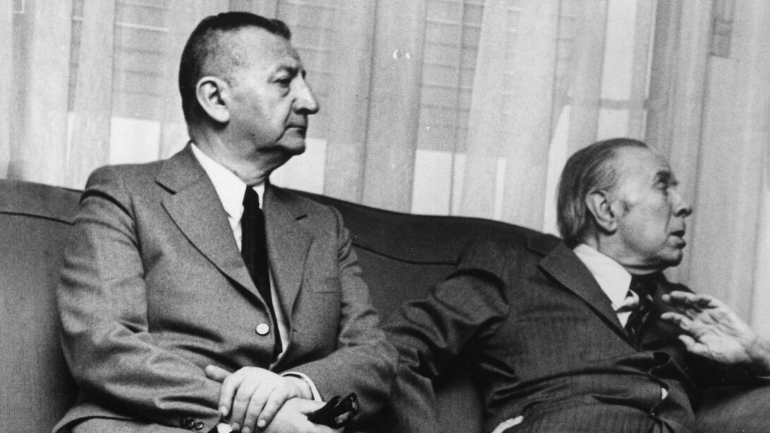 Braulio Arenas junto con Jorge Luis Borges (Biblioteca Nacional de Chile)