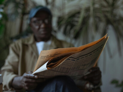 Señor leyendo las noticias