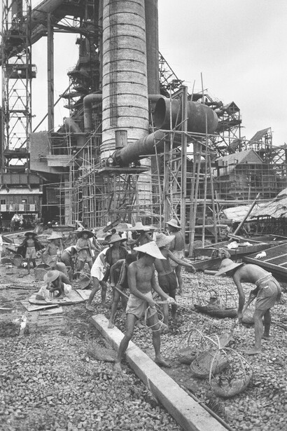 El Gran Salto Adelante impulsado por Mao Zedong buscó acelerar la industrialización china, transformando radicalmente la organización económica y social del país