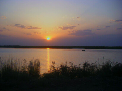 Vista del río Sir Daria, uno de los recursos naturales más importantes de Uzbekistán