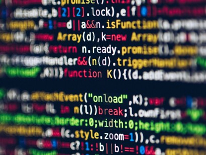 Semplice: si reclutano su tutta la terra le migliori menti nerd, meglio *geek*, e le si convince, strapagandole, a caricare su mostruosi computer una quantità di dati infinita con lo scopo di crearne uno talmente veloce e potente nell' immagazzinare e nel computare quei dati, da riuscire a ricevere il download della mente umana con le sue infinite interconnessioni sinaptiche