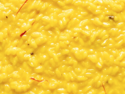 Risotto alla milanese, piatto tipico della regione della Lombardia, in Nord Italia