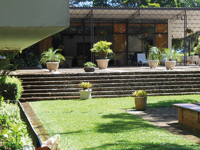 Construída entre 1950 e 1955 com projeto do arquiteto Sérgio Bernardes, a Casa da Samambaia foi premiada, em 1954, na 2ª Bienal do Museu de Arte Moderna de São Paulo. A casa está localizada no bairro de Samambaia, em Petrópolis, no estado do Rio de Janeiro