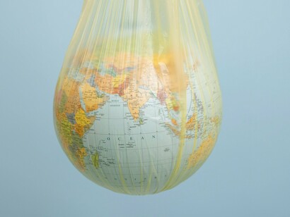 Mesmo nas tradicionais regiões produtoras do Sudeste e do Sul, a situação seria crítica. O cafeeiro arábica é uma planta extremamente sensível, que precisa de um equilíbrio delicado de temperatura e altitude para produzir grãos de qualidade. O calor excessivo queima as folhas e "aborta" as flores. É por isso que não vemos grandes plantações de café no Nordeste; o clima já não é propício. A mudança climática está, na prática, empurrando as lavouras de café "morro acima", em busca de um frescor que está desaparecendo