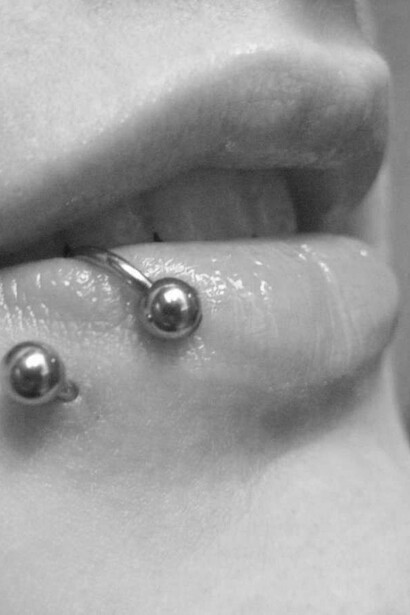 Un’applicazione sbagliata del piercing può causare disturbi funzionali a breve e lungo termine in organi e apparati lontani dal punto di inserzione 
