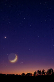 Cielo notturno con luna e stelle