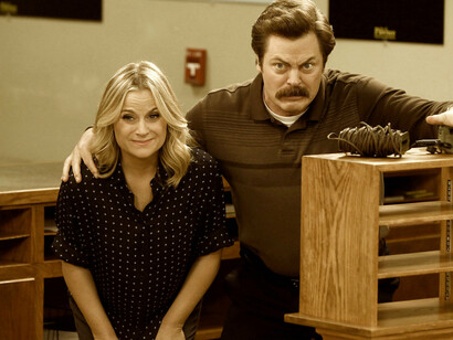 Amy Poehler (Leslie Knope en la serie) en la serie y Nick Offerman (Ron Swanson)