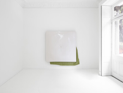 Ángela de la Cruz, Bulto, vista de exhibición. Cortesía de Travesía Cuatro