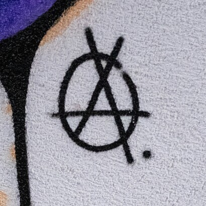 In questo senso, può stimolare lo sviluppo della coscienza umana rendendo l’individuo più consapevole dei propri diritti, delle proprie responsabilità e del valore della libertà condivisa.