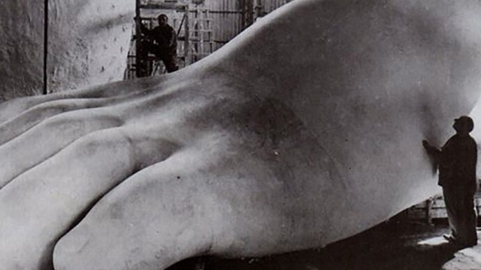 Aroldo Bellini, Statue del Foro Italico, Piede di Mussolini