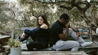 Não se sabe a origem da expressão, mas ela significa, de forma simples, “uma pessoa que parece ter a habilidade de atrair parceiro(a)s problemático(a)s, irresponsáveis ou emocionalmente instáveis. O principal problema dessa expressão é principalmente o fato de responsabilizar o indivíduo pelo seu “dedo podre” e não responsabilizar as atitudes do “parceiro errado” que a pessoa escolheu