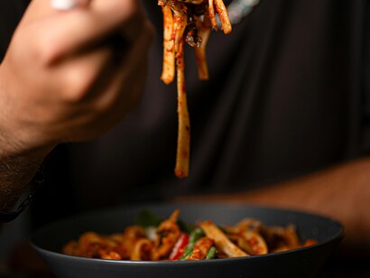 La ricetta proposta nasce dall’incontro tra rispetto della tradizione e libertà creativa, con carne, pomodoro, vino e diverse ore di cottura