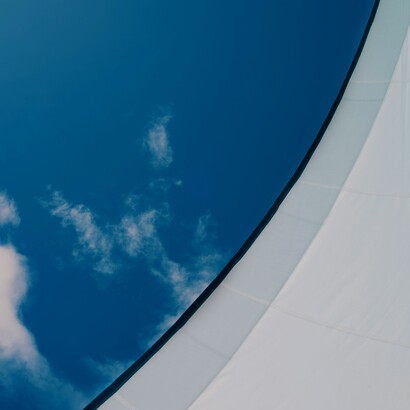 L’osservazione delle stelle diventa un’esperienza centrale, poiché la mancanza di schermi permette di riscoprire il senso di vastità e di orientamento naturale