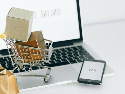 Compras online exacerbaram a situação do consumo excessivo. A compra desenfreada, em atendimento a um prazer imediato, compromete o planeta e afeta a nossa permanência com espécie. Neste contexto, é necessário questionar o uso do conceito de sustentabilidade como ferramenta de marketing onde práticas greenwashing, são usadas por empresas que encenam uma preocupação ambiental, mas não movem uma palha para alterar os seus impactos negativos