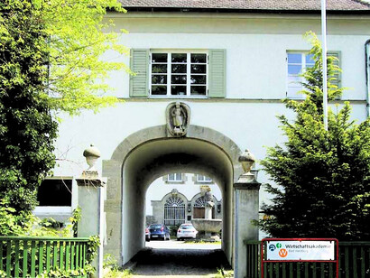 Reinhard Höhn fue un jurista e historiador alemán, miembro del partido nazi y general de la SS. Durante los años 1930 colaboró estrechamente con Reinhard Heydrich en la Sicherheitsdienst, una suerte de DINA pero en serio.  Escuela de Negocios, Bad Harzburg, Alemania