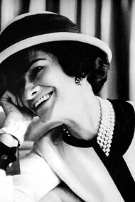 Coco Chanel, pseudonimo di Gabrielle Bonheur Chanel. Stilista francese tra le figure più importanti della moda e della cultura popolare del XX secolo