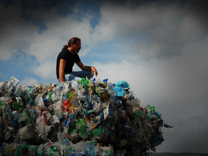 Plastic Food, istallazione nelle campagne umbre, Italia