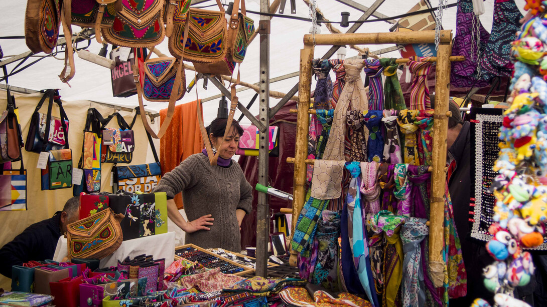 Puesto de artículos artesanales en una feria hippie