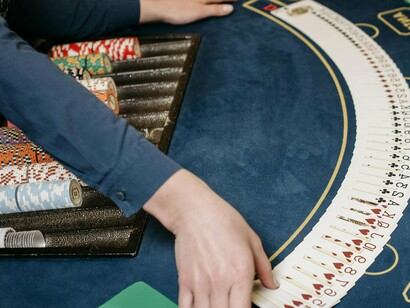 Mesa de poker. Então, o jogo começa com os jogadores recebendo 2 cartas aleatórias do baralho. Um jogador faz a aposta mínima da mesa e os demais devem decidir se irão seguir no jogo, apostando o mesmo valor; se irão aumentar o valor da aposta; ou se irão se abster daquela rodada