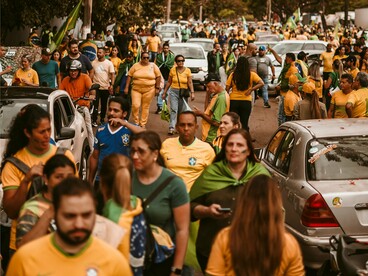 A concentração de manifestantes em uma via pública remete à polarização política que atravessou o Brasil após as eleições de 2022. A tentativa de impedir a transferência legítima do poder culminou nos ataques de 8 de janeiro e, posteriormente, na condenação de Jair Bolsonaro por sua participação na trama golpista. O episódio permanece como um alerta sobre a vulnerabilidade das instituições democráticas diante da radicalização política