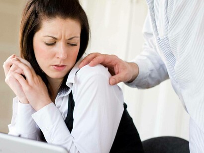 Una mujer incómoda con la caricia de un hombre