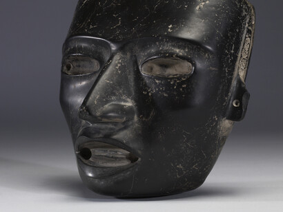 Junto con las plumas y las cuentas, las máscaras eran uno de los elementos más comunes en los trajes de las élites mesoamericanas antiguas. Máscara facial, Teotihuacán, México 