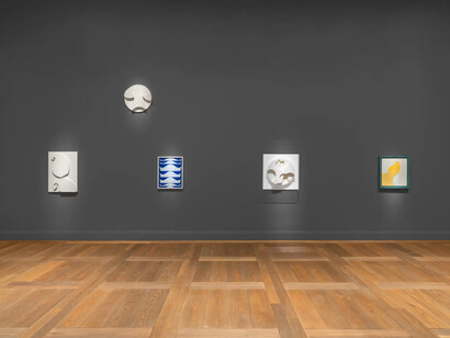 Sophie Taeuber-Arp, La règle des courbes, vue de l'exposition. Avec l'aimable autorisation de la Galerie Hauser et Wirth
