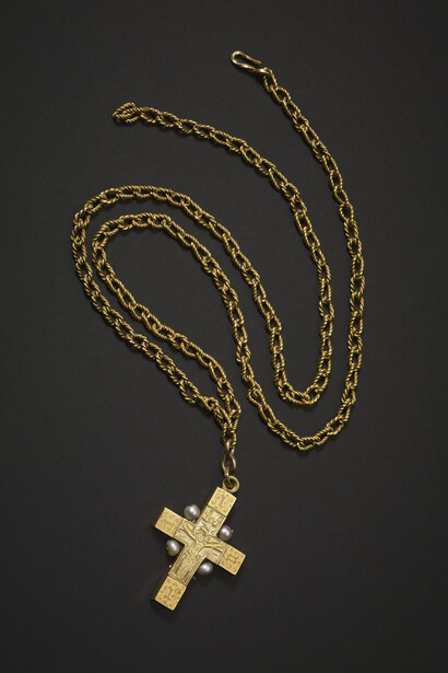 Clare Reliquary, English, Early fifteenth century, Gold, pearls, wood. Royal Collection Trust | ©  Her Majesty Queen Elizabeth II 2015