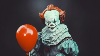Clown It con palloncino rosso. Pagliacci e il declino dell'immagine: come "It" di Stephen King ha cambiato la percezione dei clowns