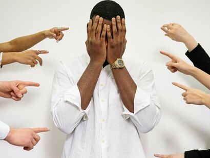 Julgamento. Bondade e maldade, verdade e mentira são questões seculares, tão antigas quanto os homens, e fundamentam as tentativas de compreensão e explicação expressas nos mitos. As invenções, as transformações, as fragmentações, enfim, o próprio mito fala de uma série de explicações psicológicas usuais criadas pela onipotência, inveja e desespero

