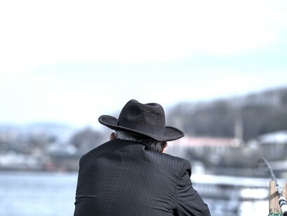 Hombre pescando en Estambul