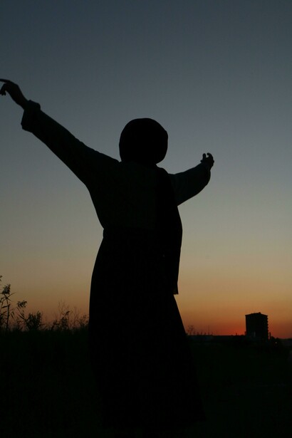 La experiencia de silencio en la montaña resalta los sonidos del entorno, permitiendo a cada participante afinar su percepción de los ruidos naturales y de su propio cuerpo