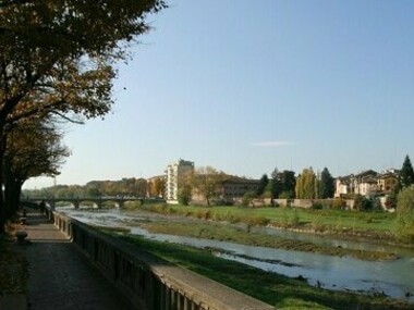 L’attraversamento del torrente Parma, originariamente effettuato tramite un guado, a partire dall’epoca romana fu tramite un ponte che consentiva il collegamento della colonia al suo suburbio, ubicato nell’attuale zona dell’Oltretorrente