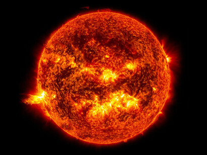 El Sol se formó hace aproximadamente 4600 millones de años a partir del colapso gravitacional de la materia dentro de una región de una gran nube molecular