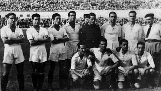 1939. In foto lo schieramento di calciatori ufficiale della squadra di calcio del Siviglia di quegli anni