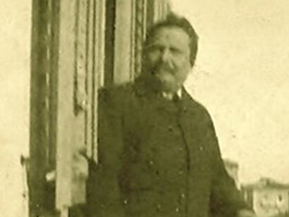 Giovanni Pascoli affacciato al balcone di casa sua nel Palazzo Sturiale di Piazza Risorgimento nel 1901 circa