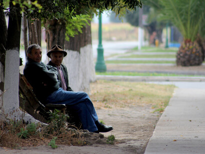 Dos vecinos dialogan en la calle