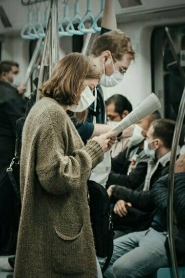 O povo, na sua infinita paciência, espera, enquanto o impacto real dessa paragem se dilui na burocracia e raramente chega aos gabinetes onde o ar condicionado nunca falha



