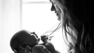 Mãe e bebê. Fez-me pensar que ela podia ser menos mãe, e mais mulher
